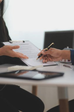 Satış temsilcisi bir ev veya daire satın almak veya kredi ve faiz oranlarını tartışmak için ev satın alma sözleşmesi teklif ediyor