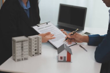 Satış temsilcisi bir ev veya daire satın almak veya kredi ve faiz oranlarını tartışmak için ev satın alma sözleşmesi teklif ediyor