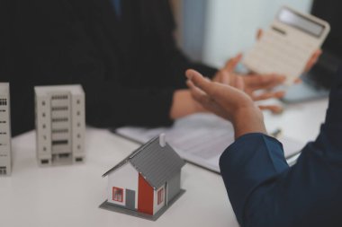 Satış temsilcisi bir ev veya daire satın almak veya kredi ve faiz oranlarını tartışmak için ev satın alma sözleşmesi teklif ediyor