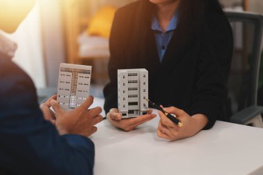 Satış temsilcisi bir ev veya daire satın almak veya kredi ve faiz oranlarını tartışmak için ev satın alma sözleşmesi teklif ediyor