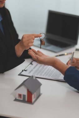 Konut kredisi teklifi ve konut sigortası için onaylı mortgage başvurusu formu ile sözleşme imzaladıktan sonra emlak acentesinin ev anahtarlarını müşteriye vermesi.