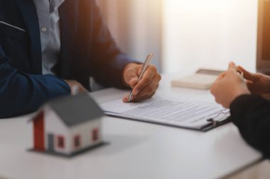 Konut kredisi teklifi ve konut sigortası için onaylı mortgage başvurusu formu ile sözleşme imzaladıktan sonra emlak acentesinin ev anahtarlarını müşteriye vermesi.