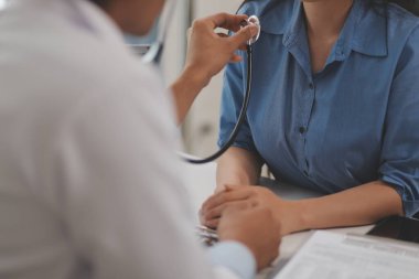 Doktor steteskop kullanarak hastayı muayene, sonuç gösterme ve tedavi yöntemi, sağlık ve tıbbi konsept ile kontrol ediyor..