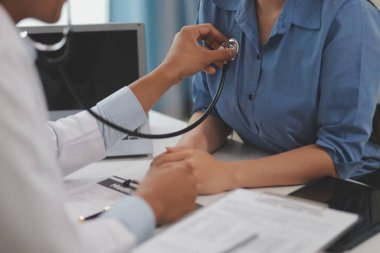 Doktor steteskop kullanarak hastayı muayene, sonuç gösterme ve tedavi yöntemi, sağlık ve tıbbi konsept ile kontrol ediyor..