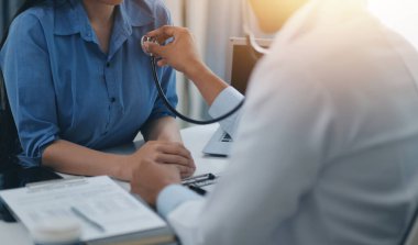 Doktor steteskop kullanarak hastayı muayene, sonuç gösterme ve tedavi yöntemi, sağlık ve tıbbi konsept ile kontrol ediyor..