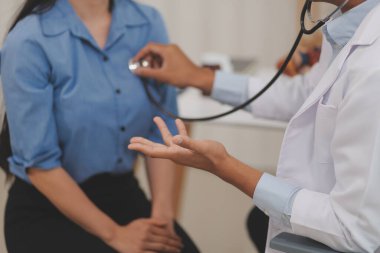 Asyalı Doktor stetoskop dinle yaşlı hasta kalp atışı için kullanıyor.