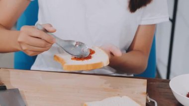 Kadın reçelli tost yapıyor..