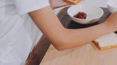 Kadın mutfakta kahvaltı hazırlıyor..