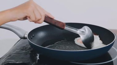 Krepleri dökme demir tavada pişirme işlemi.