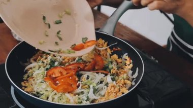 Karıştır - sebzeli kızarmış erişte ve beyaz tabakta baharat.