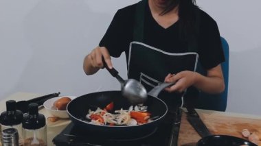 Mutfakta yemek yapan Asyalı kadın..