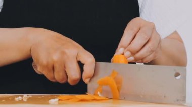 Şef mutfakta yemek yapıyor.