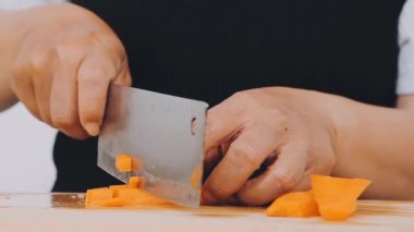 Suşi yapma süreci. Suşi ruloları. Kadın ellerine yakın çekim..