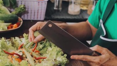 Adam mutfakta taze salata pişiriyor.