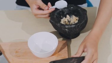 Kadın mutfakta çorba hazırlıyor..