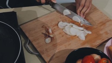 Şef mutfakta yemek pişiriyor.