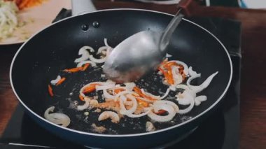 Soslu kızarmış tavuk.