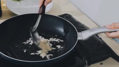 Mutfakta yemek pişiren kadın.