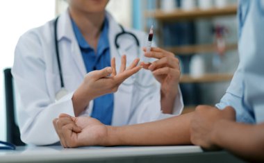 Doktor tedavi olarak bir doz ilaç vermek için şırınga ve şırınga kullanıyor..