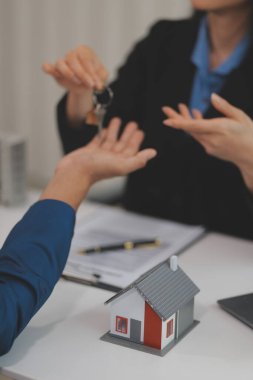 Satış temsilcisi bir ev veya daire satın almak veya kredi ve faiz oranlarını tartışmak için ev satın alma sözleşmesi teklif ediyor