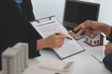 Satış temsilcisi bir ev veya daire satın almak veya kredi ve faiz oranlarını tartışmak için ev satın alma sözleşmesi teklif ediyor