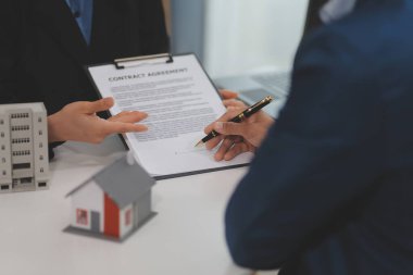 Satış temsilcisi bir ev veya daire satın almak veya kredi ve faiz oranlarını tartışmak için ev satın alma sözleşmesi teklif ediyor