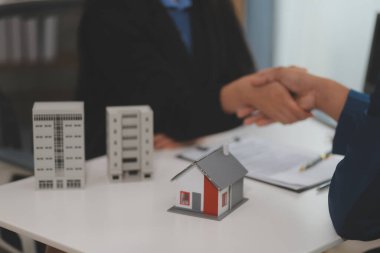 Satış temsilcisi bir ev veya daire satın almak veya kredi ve faiz oranlarını tartışmak için ev satın alma sözleşmesi teklif ediyor