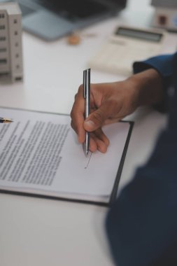 Satış temsilcisi bir ev veya daire satın almak veya kredi ve faiz oranlarını tartışmak için ev satın alma sözleşmesi teklif ediyor