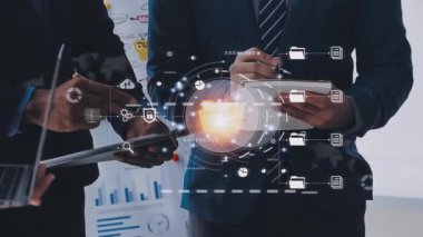 İşadamı dijital tabletiyle laptop kullanıyor