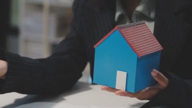 Ev modeli modeli olan bir iş adamı.