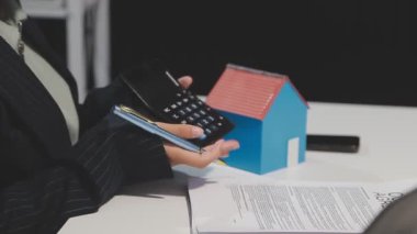 Ofisteki iş adamı. Takım elbiseli iş adamı.