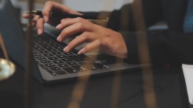 Evde dizüstü bilgisayar kullanan bir adam