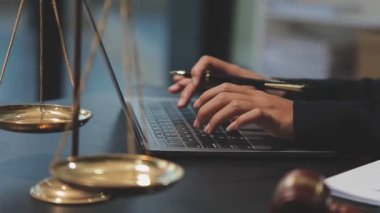 Hukuki belge için bilgisayarı kullanan avukat