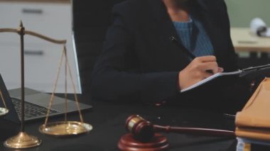 Ofiste çalışan bir avukat.