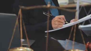 Hakim tokmağı hukuk kitabıyla ve iş adamıyla birlikte..