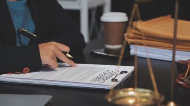 Kağıtlarla sözleşme imzalayan işadamı