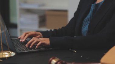 İş kadını ofiste dizüstü bilgisayarla çalışıyor..