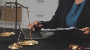 Ofiste bir avukatla çalışan bir işadamı..