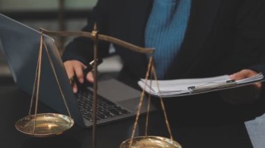 Avukat laptop, hukuki danışmanlık ve avukat tavsiyesi, adalet, hukuk ve avukat kavramı ile çalışıyor.