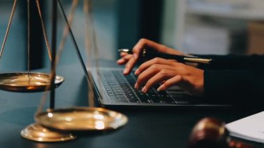 Belgelerle çalışan adam