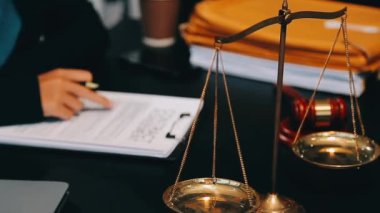 İş konsepti. Ofis masasında çalışan işadamı. Belgeler, belgeler, tokmak, ofis masası..