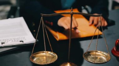 Adalet ve hukuk kavramı. Yargıç Tokmak ve kitaplar masada..