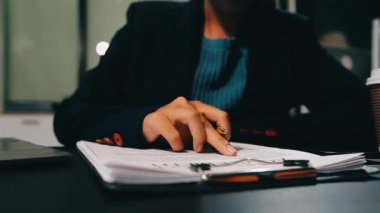 belgeler ve laptop Office ile çalışan iş kadını