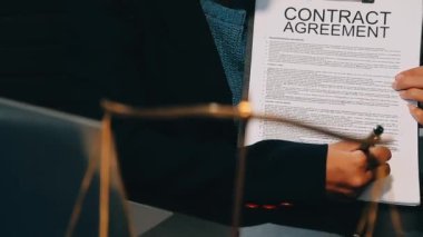 İş adamları sözleşme imzaladı.