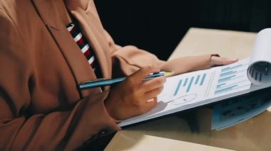 belgeler ile iş kadını