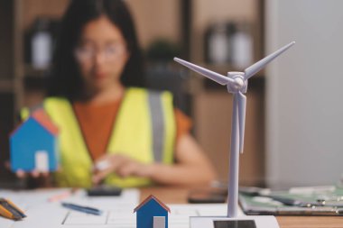 Evde çalışan kadın mimar planlara baktı..