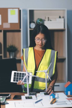 Evde çalışan kadın mimar planlara baktı..