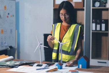 Evde çalışan kadın mimar planlara baktı..