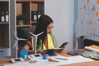 Evde çalışan kadın mimar planlara baktı..