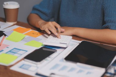 Tasarımcı takım uxui sistemini yeni telefonlar ve destek sistemi güncellemeleri üzerinde iyi çalışması için tasarlıyor. Web sitesi geliştirme konsepti UI UX ön uç tasarımcısı